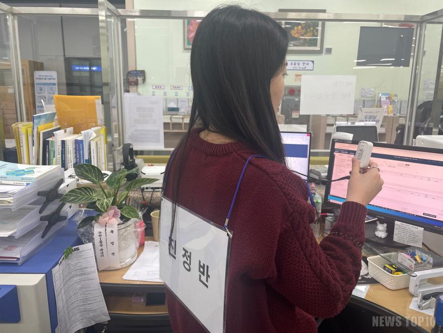 (2-3) 남동구,‘직원 보호’위해 전 부서에 휴대용 영상 보호장비 보급(웨어러블캠을 활영하여 폭력민원 대응 모의훈련).JPG