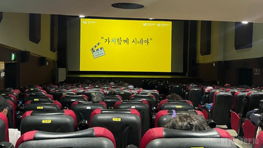(1)인천 동구_국내 유일 치매친화 영화관 ‘가치함께 시네마’ 운영2.jpg
